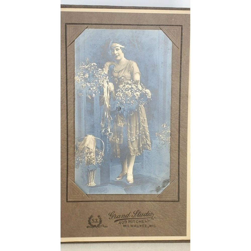 Antique Photograph‎ Woman Flowers Photo Lady Grand Studio Picture Milwaukee WI